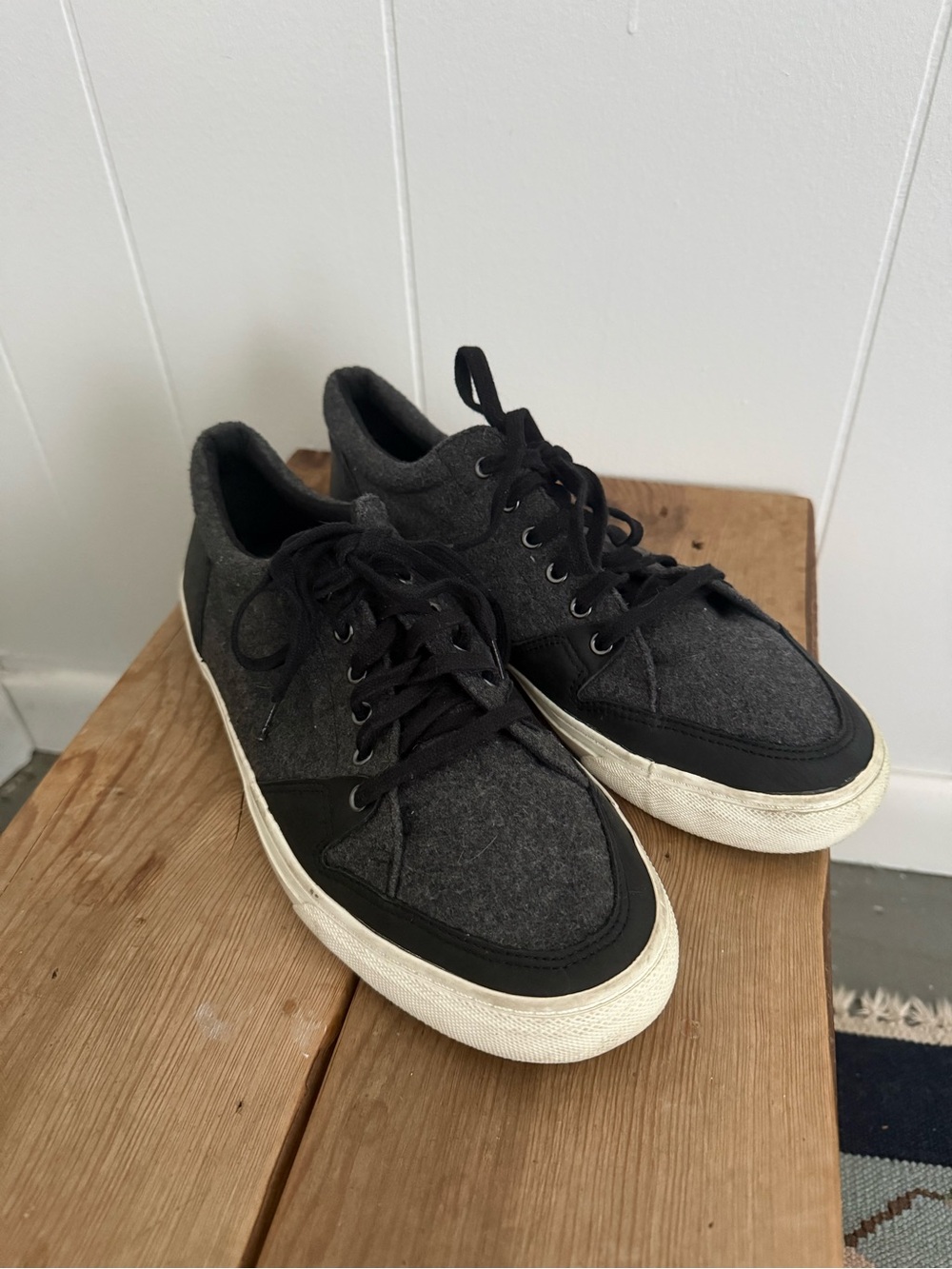 Banana Republic Men's Low-Top Casual Sneakers in Dark Gray and Black